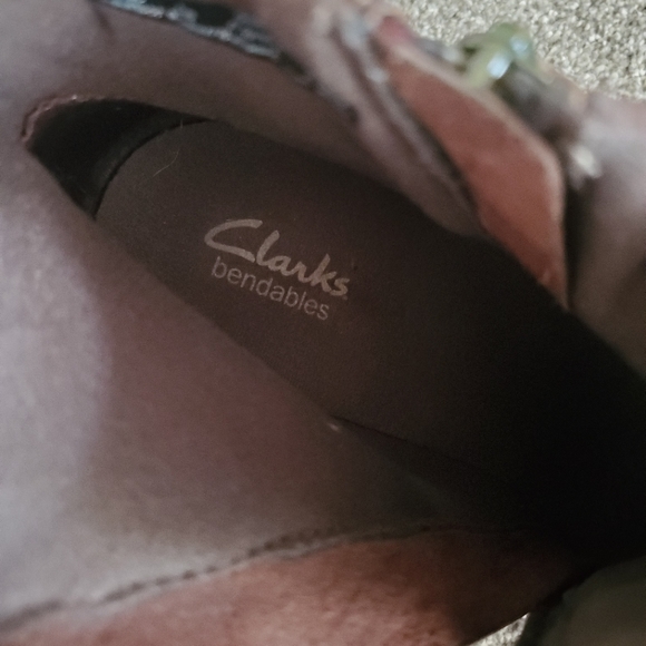 CLARKS Distressed Leather Ankle Boots for Fall/Winter - Picture 4 of 6